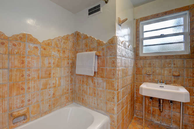 1665 Middlefield Rd Palo Alto-small-024-17-Hall Bath-666x445-72dpi